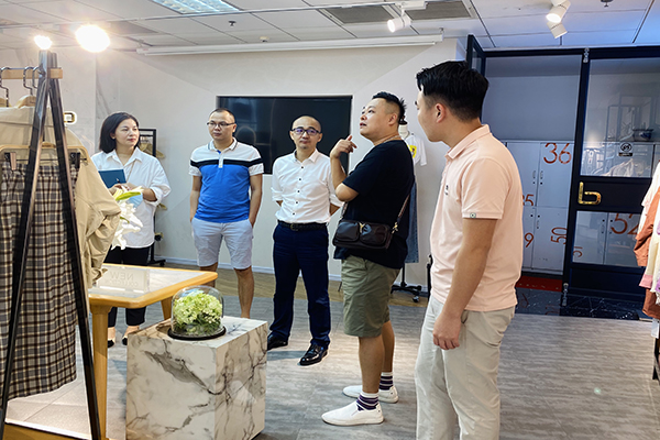 在广州蔓哲服饰有限公司进行调研走访.jpg